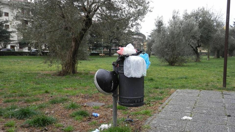 Uno dei cestini colmi di rifiuti ai giardini di via Garosi