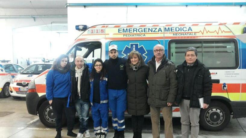 Il presidente Alessandro Coveri e la vicepresidente Annalisa Nocentini della Croce d'Oro insieme ad alcuni volontari