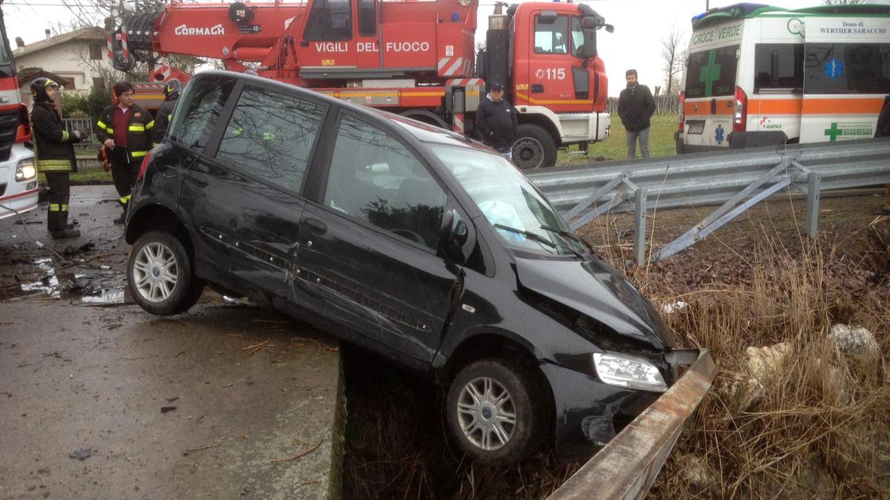 Violento scontro frontale a Sabbione: due feriti