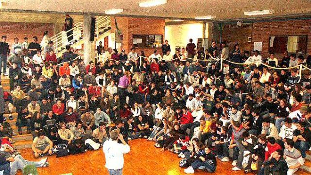 In una foto d'archivio un'assemblea dentro l'Iti di Rosignano