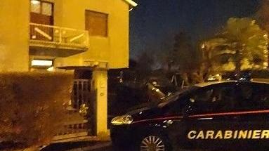 Insegue la vicina di casa col coltello da cucina