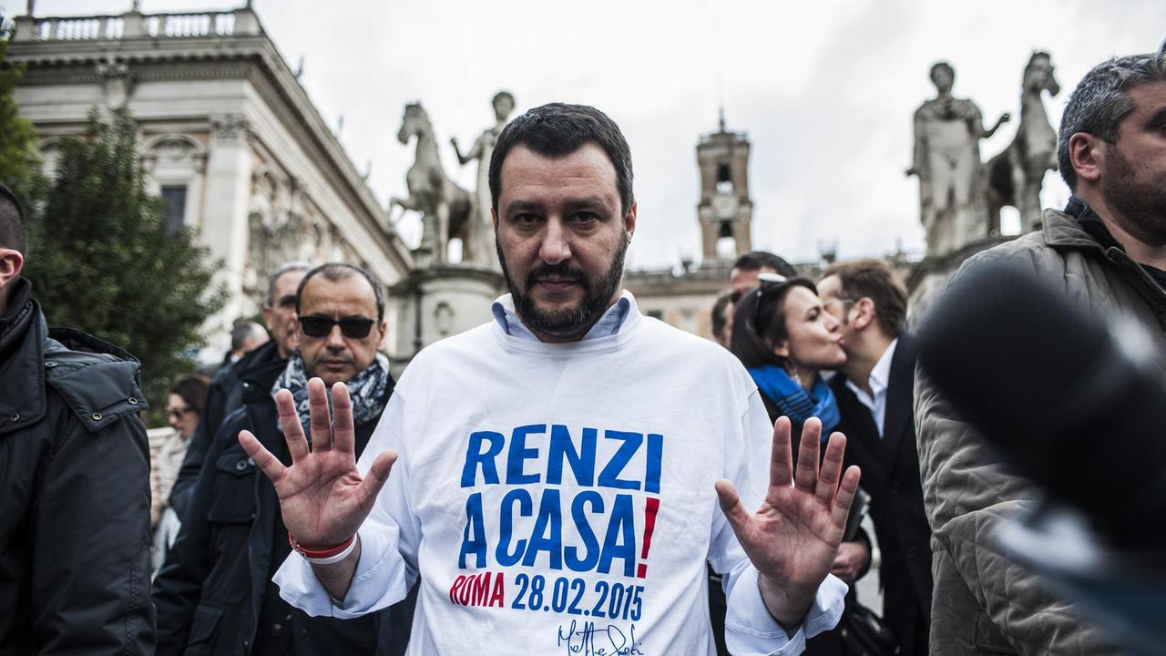 Il segretario della Lega Matteo Salvini a Roma per presentare l'iniziativa "Renzi a casa" (foto Agf)