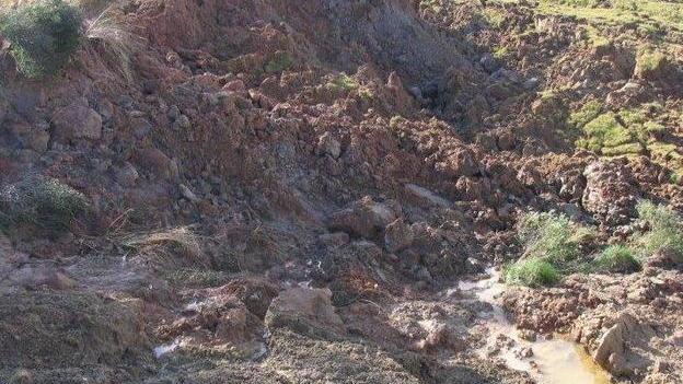 Frana di sette ettari devasta i terreni e l’alveo del torrente