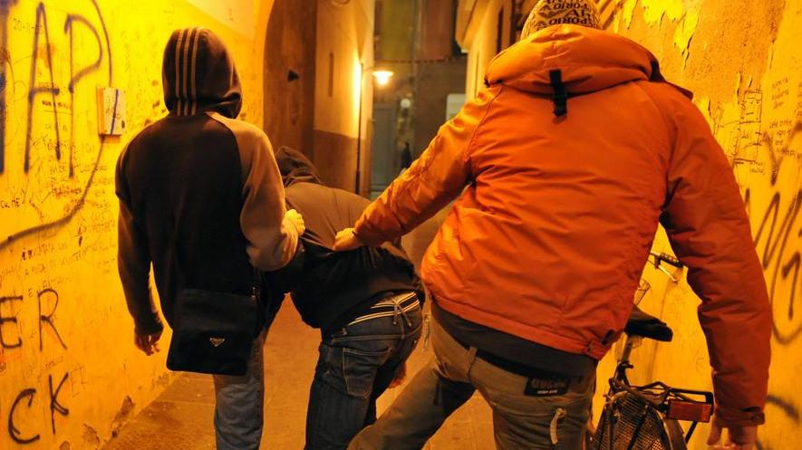 Zuffa a stampellate tra adolescenti