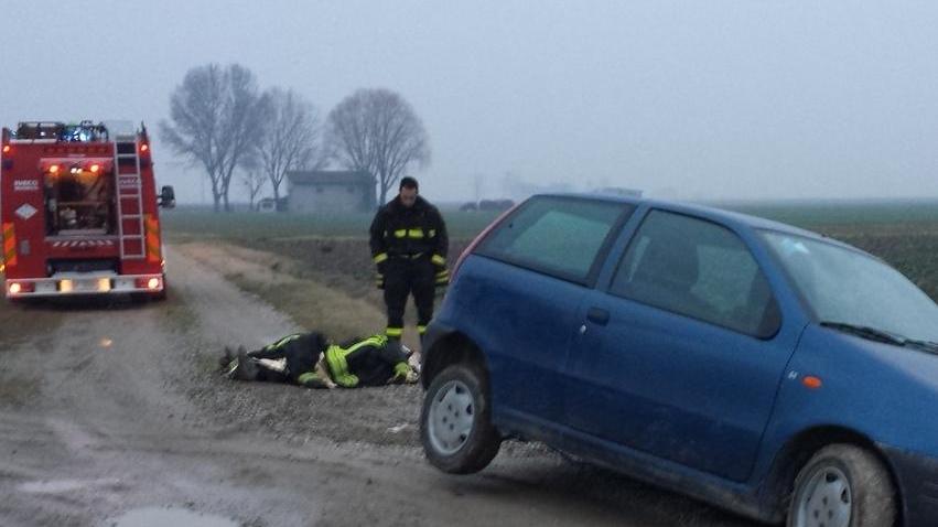 Notte al freddo: salvato dai vigili del fuoco