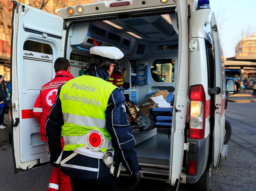 Ragazzino scende dal bus e viene travolto 