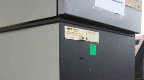 Self service assaltato con bomboletta spray