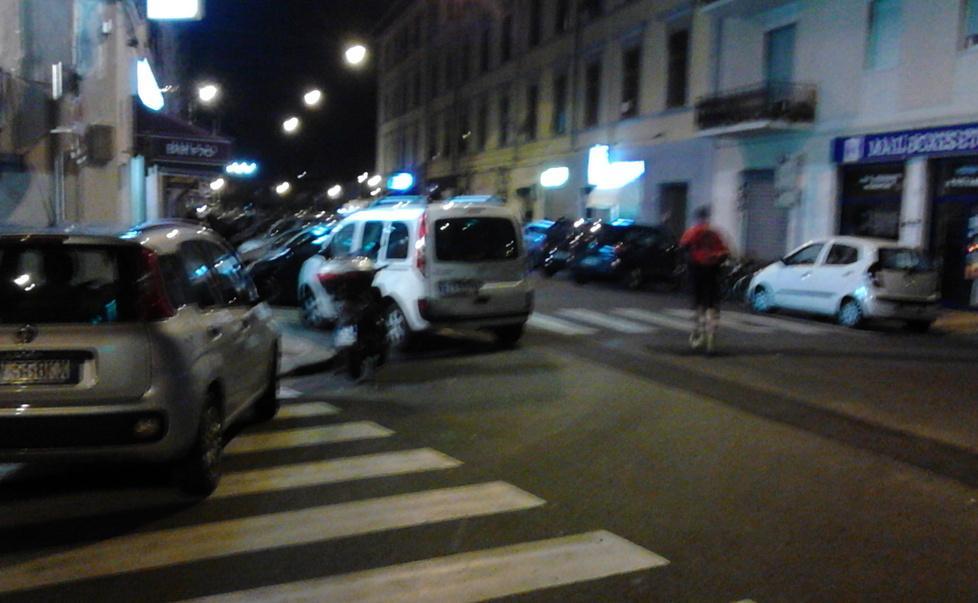Il triplete in Borgo? Tris di auto parcheggiate sulle strisce 