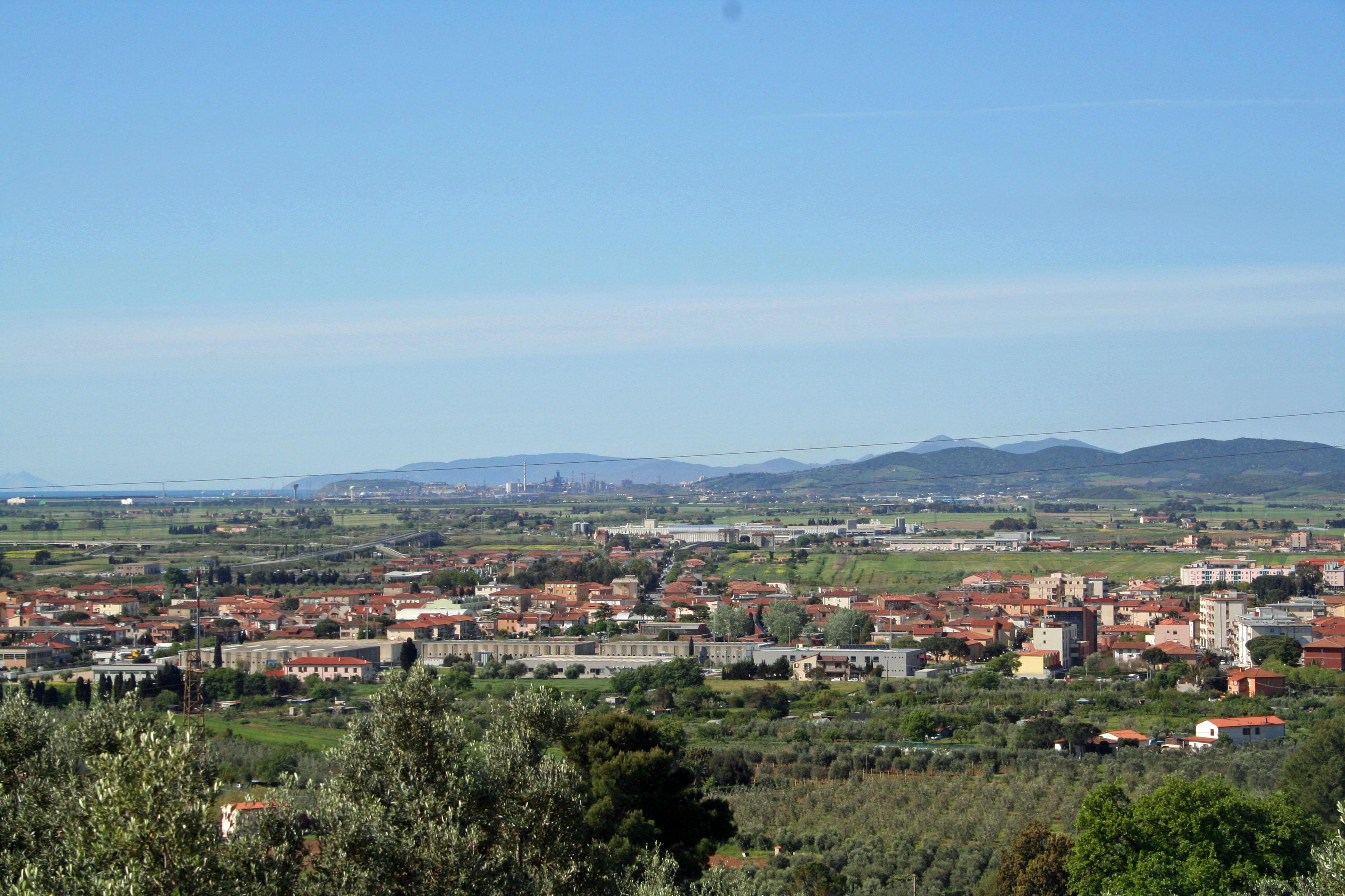 Una veduta di Venturina e del promontorio di Piombino
