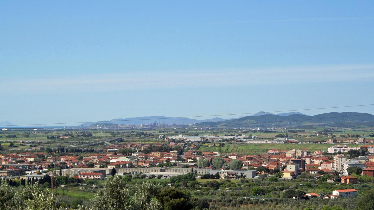 Una veduta di Venturina e del promontorio di Piombino