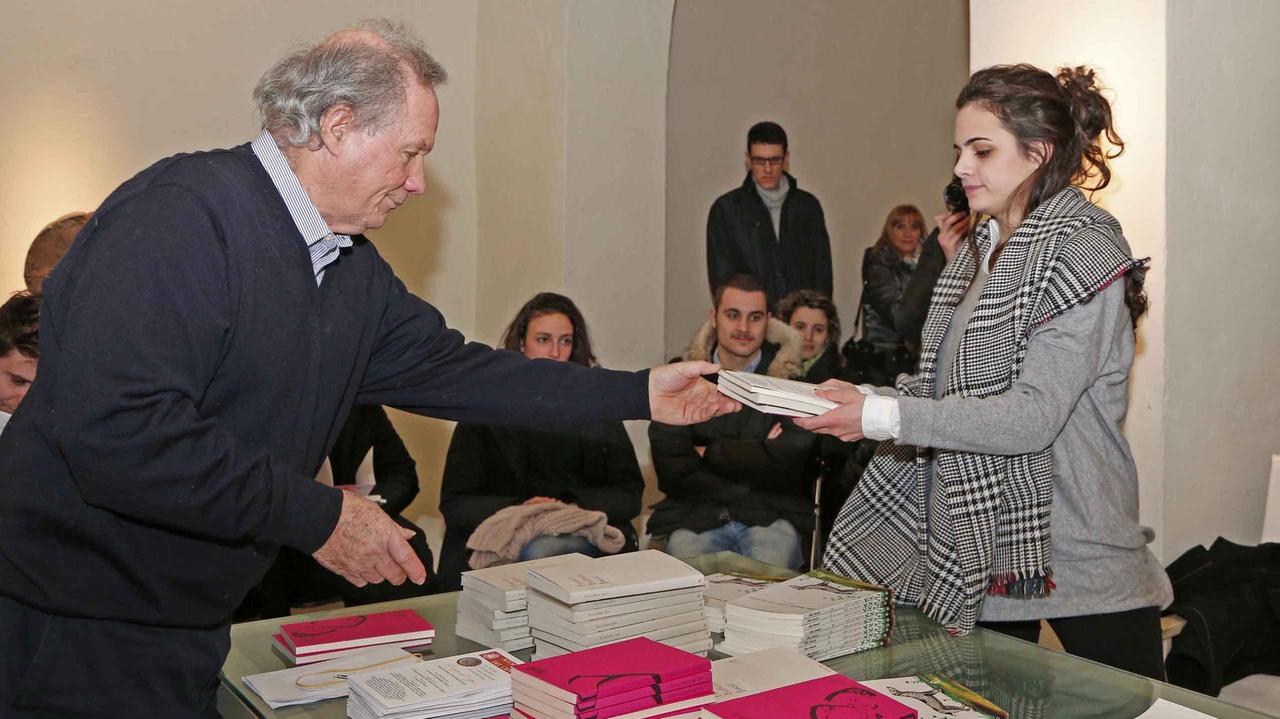 La consegna dei libri ai giurati per la valutazione dei libri finalisti del Premio Ceppo (Foto Gori)