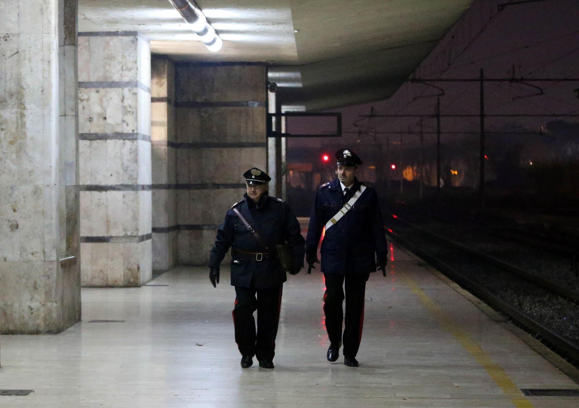 Carabinieri di pattuglia alla stazione Montecatini Terme: ora per la sicurezza ci saranno anche le telecamere (Foto Nucci)