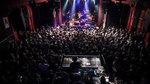 Folla ad uno spettacolo al The Cage