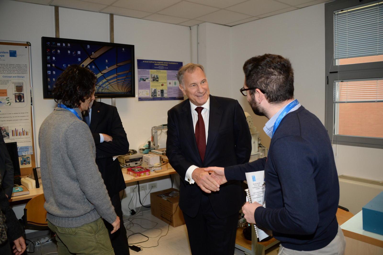 L'ambasciatore Usa in un laboratore del Polo Sant'Anna (Foto Franco Silvi)