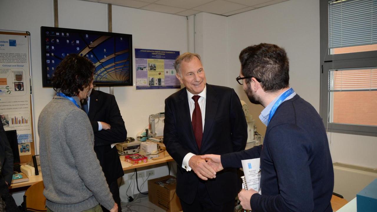 L'ambasciatore Usa in un laboratore del Polo Sant'Anna (Foto Franco Silvi)