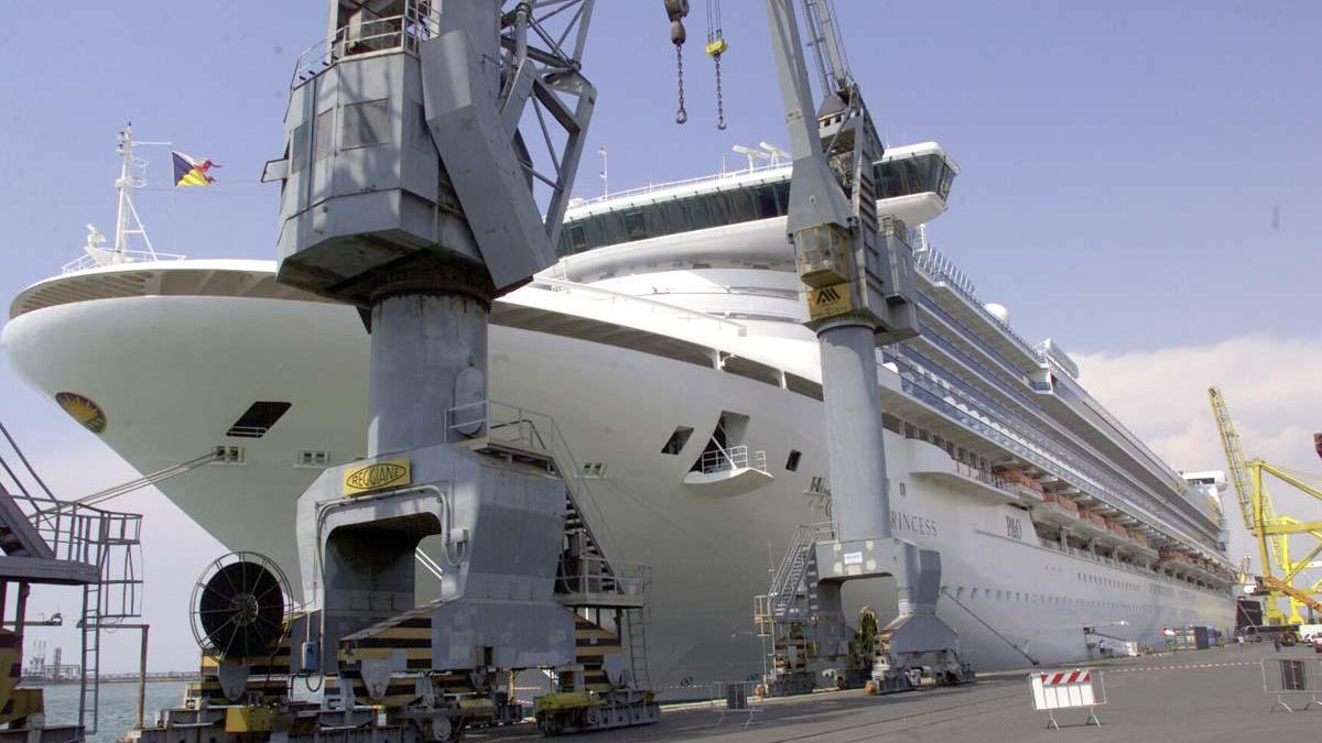 Una nave da crociera attraccata a una banchina del porto di Livorno