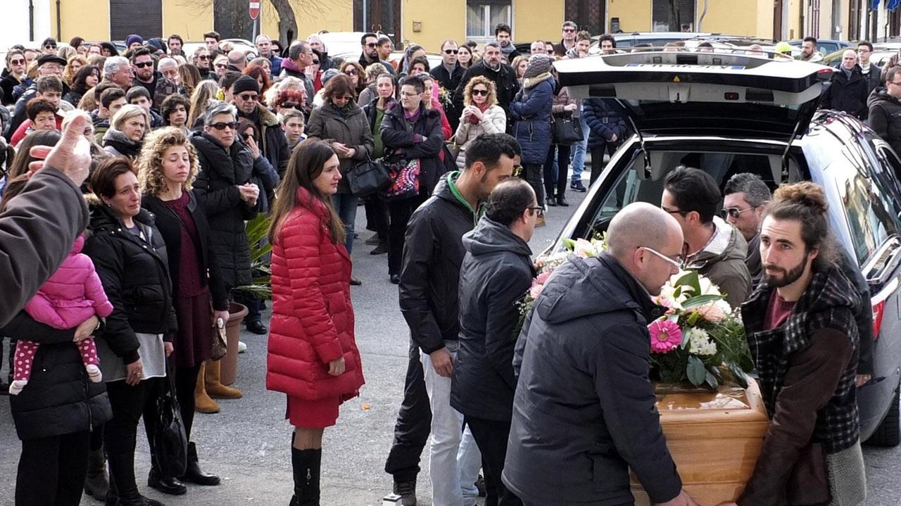 Una folla a salutare la maestra di Marina