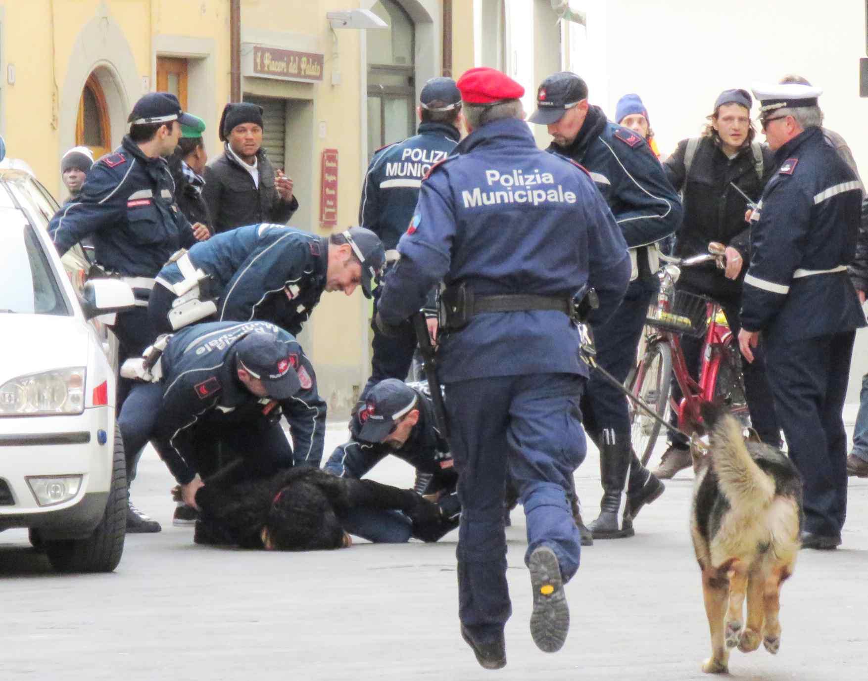 Bloccata dalla polizia municipale la titolare del market chiuso in via San Giorgio che ha minacciato di accoltellarsi (foto Batavia)