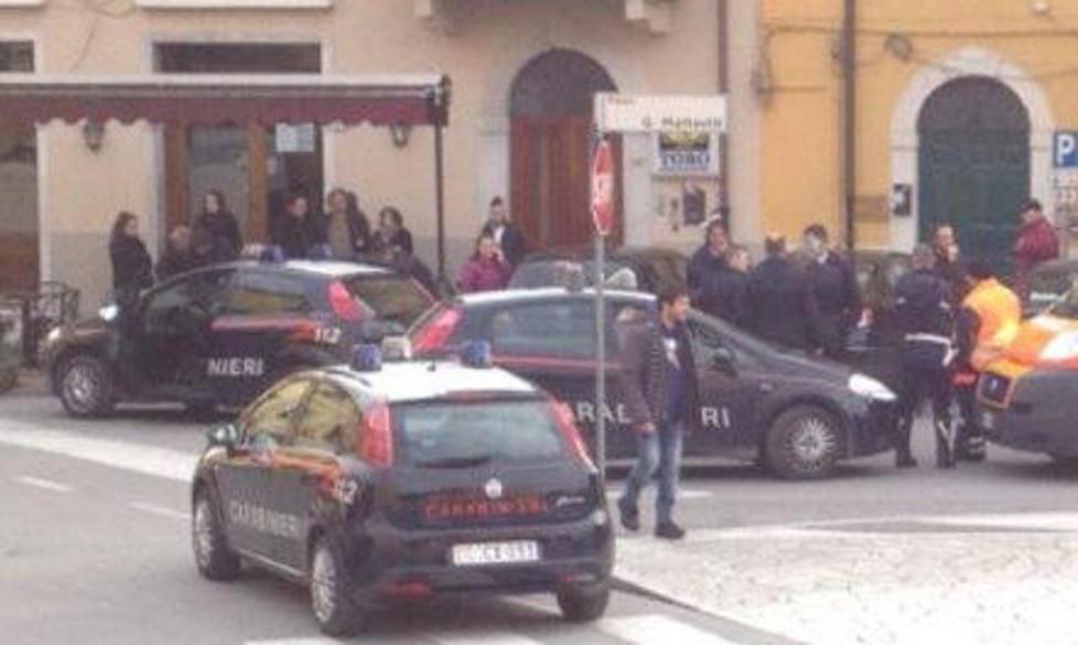 Rissa dentro e fuori dal locale in pieno centro a Pietrasanta