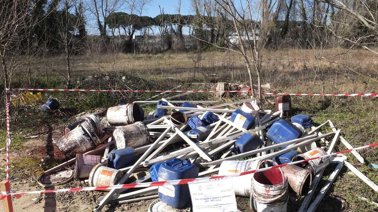 Rifiuti abbandonati in una discarica abusiva