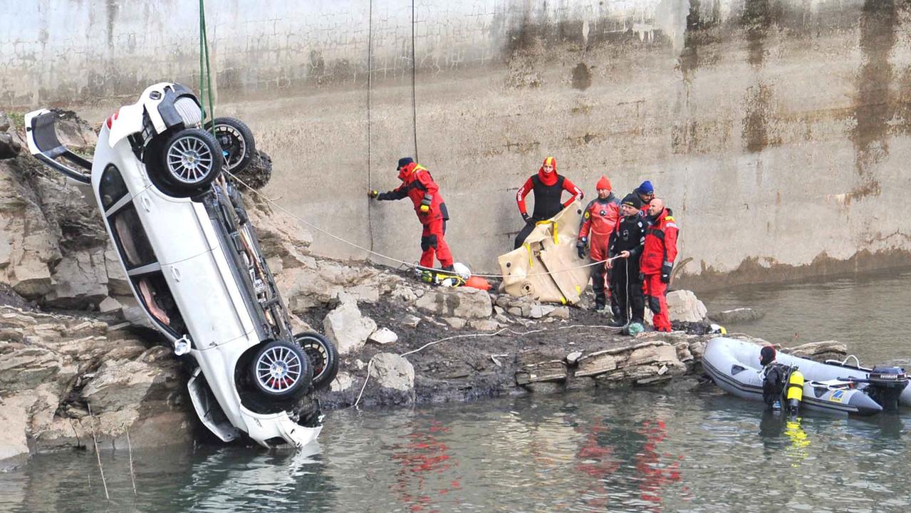 Il recupero della Porsche Cayenne nel bacino Enel di Pavana