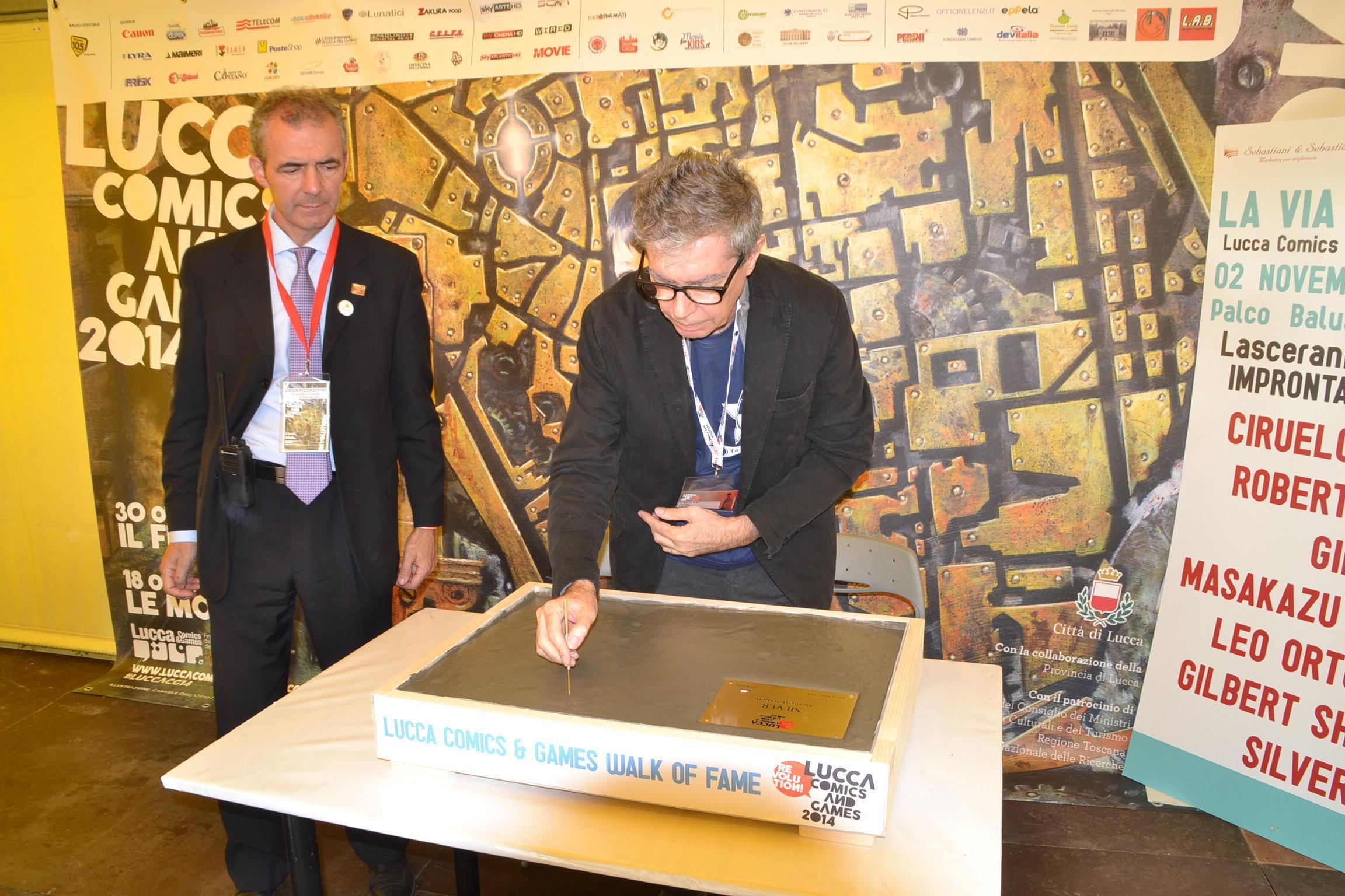 Silver firma la propria mattonella insieme al presidente dei Comics Francesco Caredio