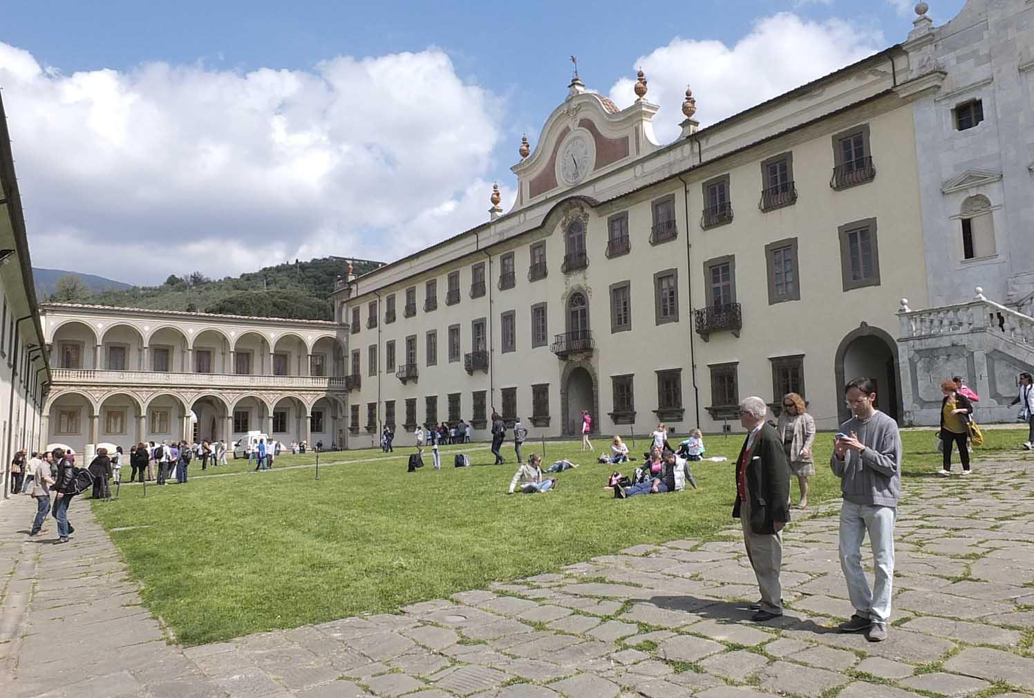 La bellissima facciata della Certosa di Calci