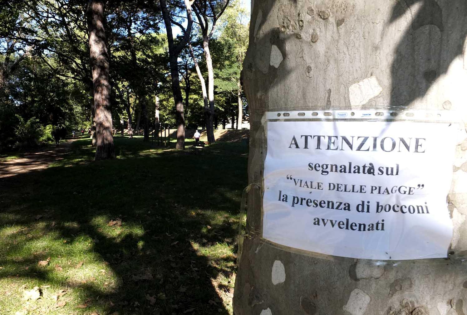 Un cartello dopo gli avvelenamenti 