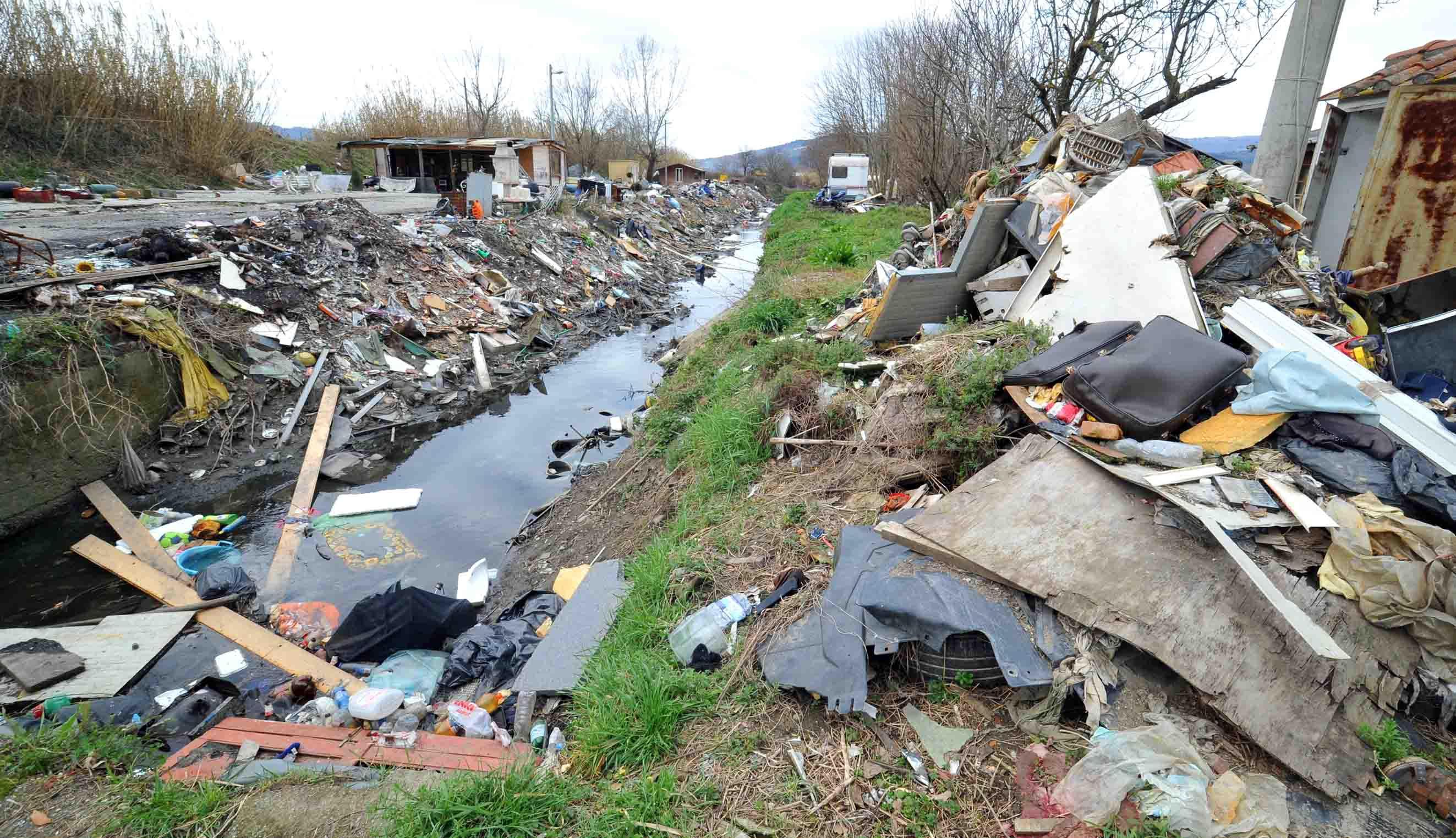 Il torrente Brusigliano trasformato in discarica (foto Lorenzo Gori)