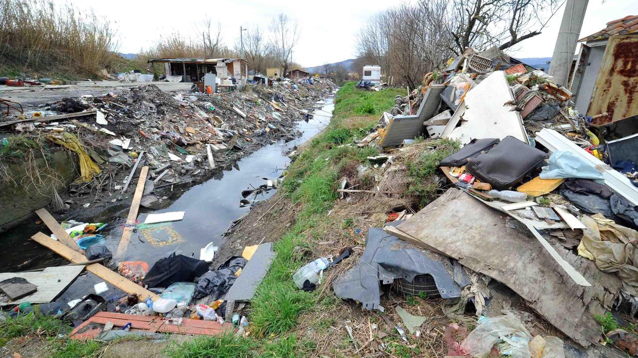 Il torrente Brusigliano trasformato in discarica (foto Lorenzo Gori)