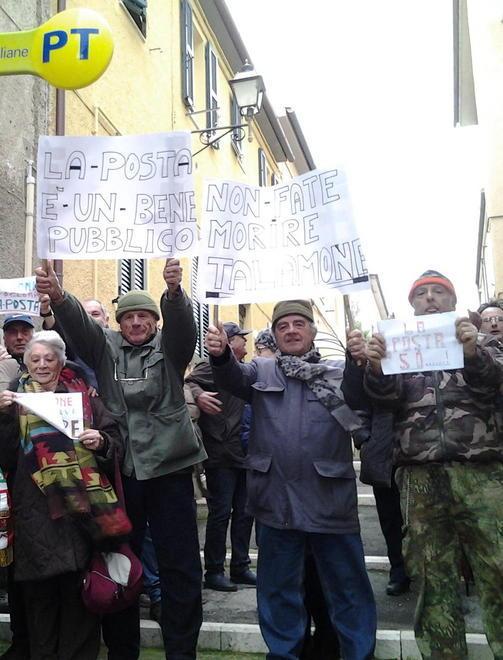 Una delle tante proteste contro la chiusura degli uffici postali
