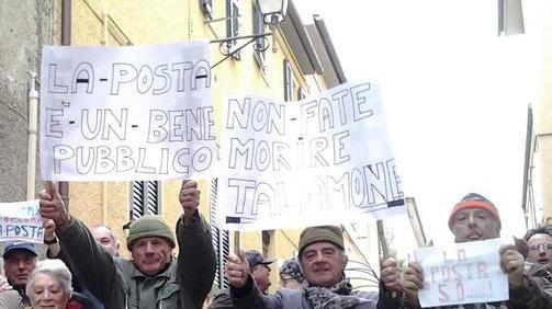 Una delle tante proteste contro la chiusura degli uffici postali