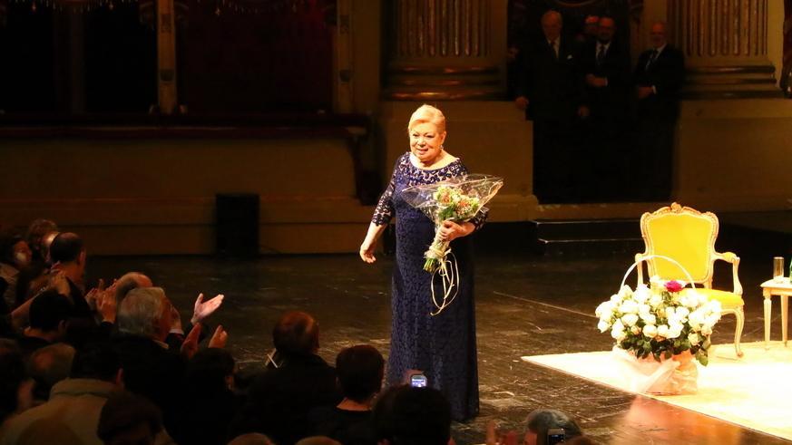 Apre il Cubec e show al Comunale: Modena fa gli auguri a Mirella
