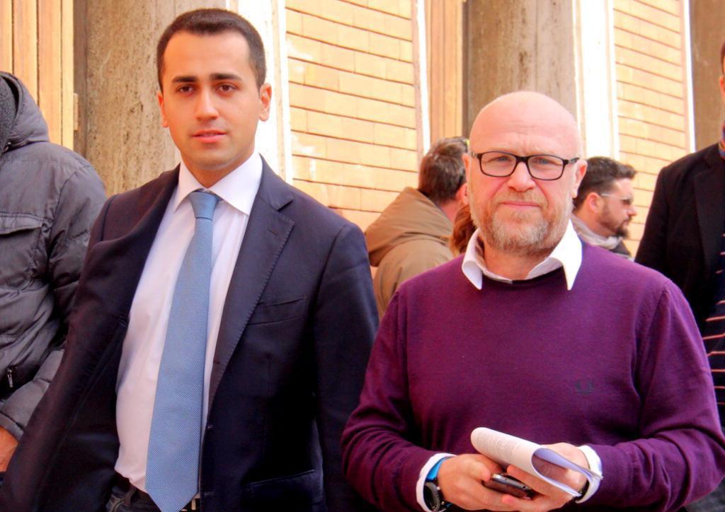 Il leader M5S Luigi Di Maio e, a destra, il sindaco livornese Filippo Nogarin (Marzi Pentafoto)