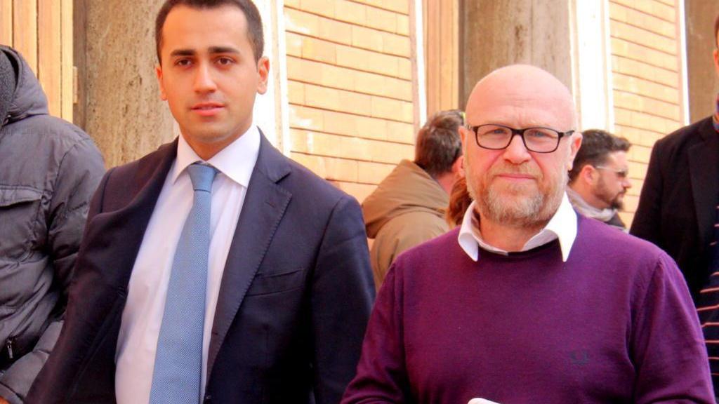 Il leader M5S Luigi Di Maio e, a destra, il sindaco livornese Filippo Nogarin (Marzi Pentafoto)