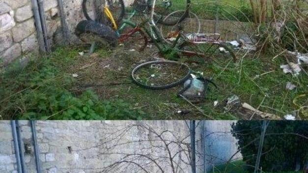 Bici abbandonate a fianco delle mura