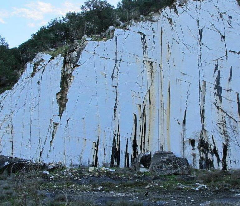 La cava di marmo al Tar Società contro il Comune 