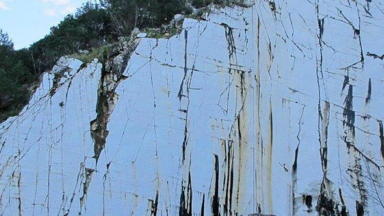 La cava di marmo al Tar Società contro il Comune
