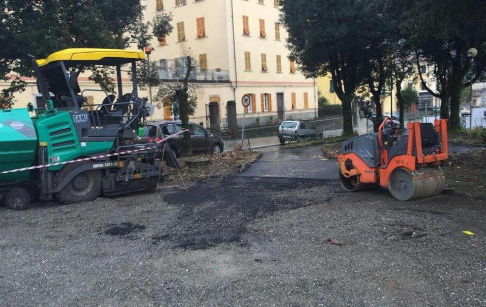 Polemiche per l’asfalto nei giardinetti 