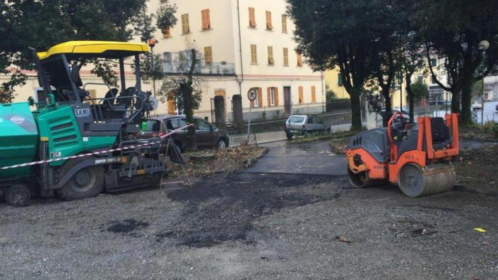Polemiche per l’asfalto nei giardinetti