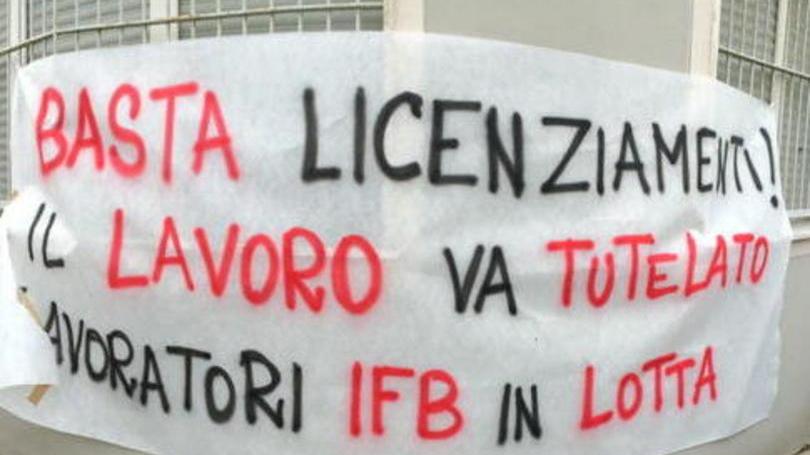 Gli operai Ifb in lotta ai cancelli della ditta