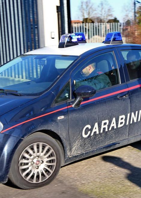 Rubano mille euro e prelevano soldi: due ladri denunciati