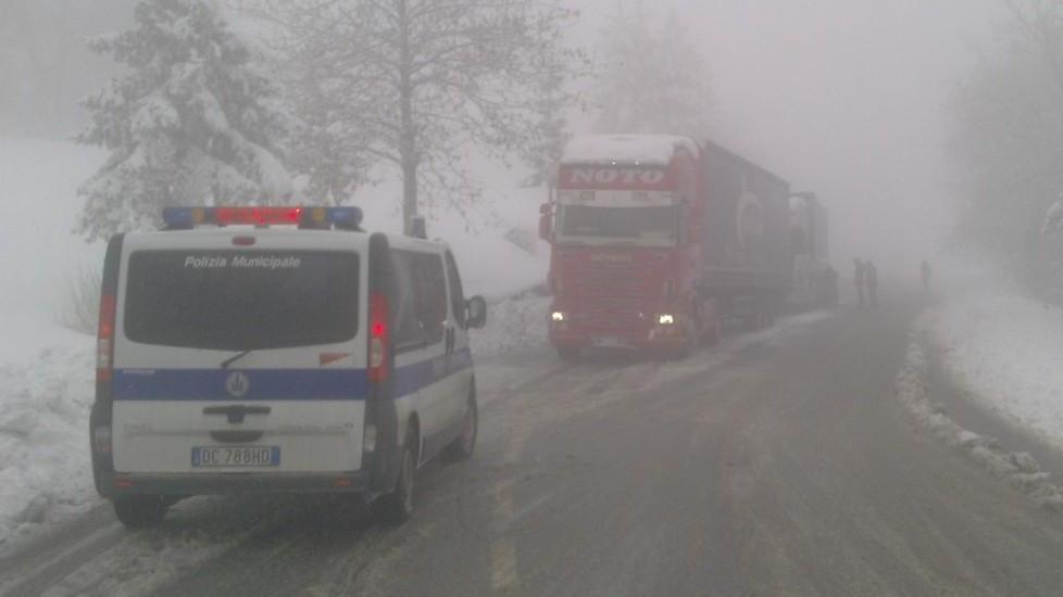 Camion in difficoltà per la neve