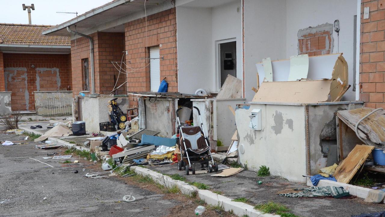 Nel villaggio fantasma dei rifiuti abbandonati