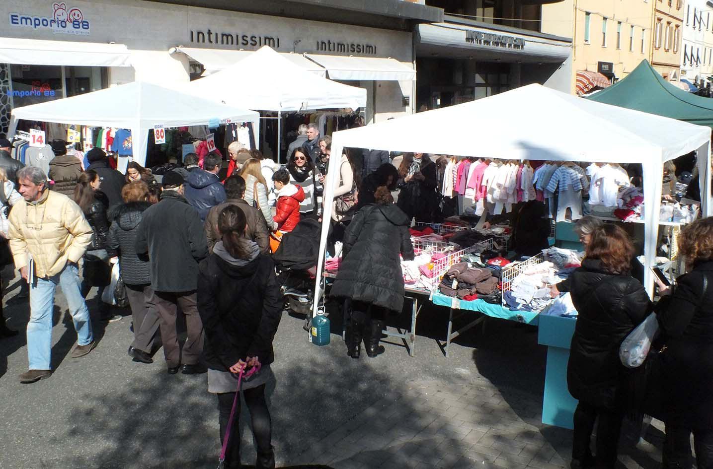 Le bancarelle dello Sbaracco venerdì scorso (foto Paolo Barlettani) 