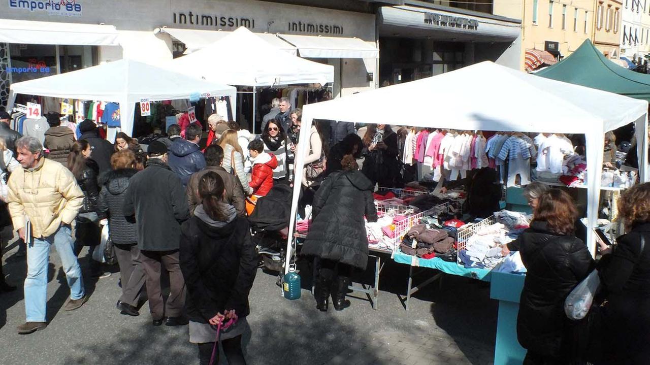 Le bancarelle dello Sbaracco venerdì scorso (foto Paolo Barlettani)