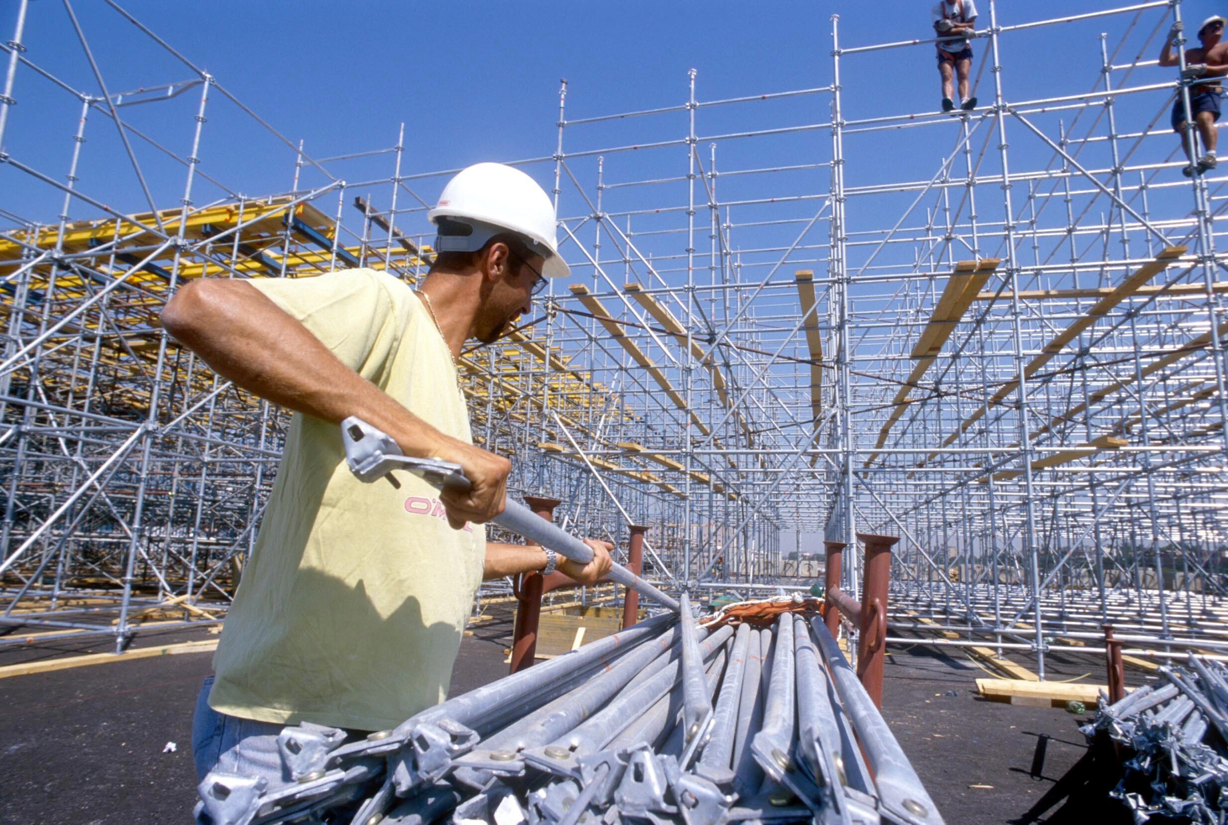Un uomo al lavoro in un cantiere edile (foto di archivio)