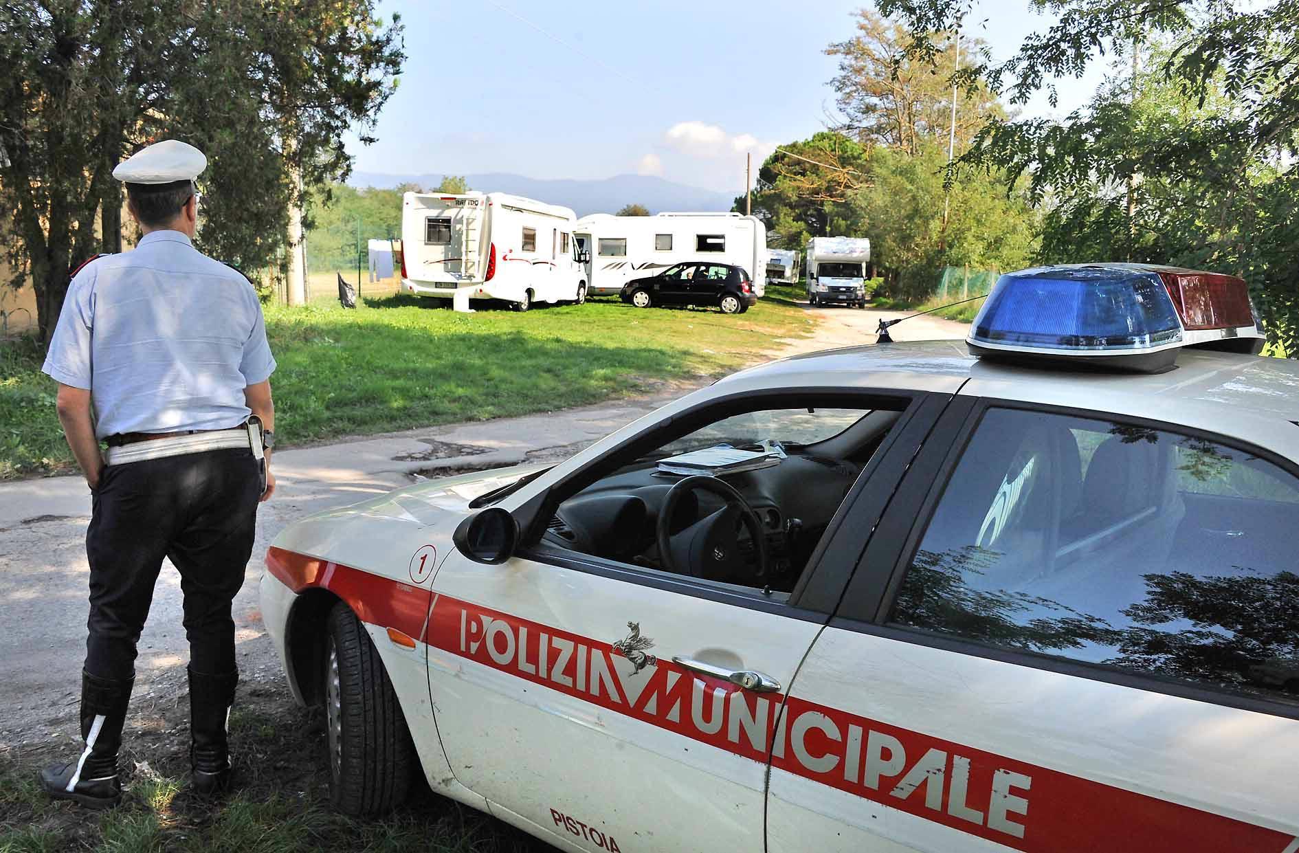 Un controllo della Polizia municipale (foto Gori)