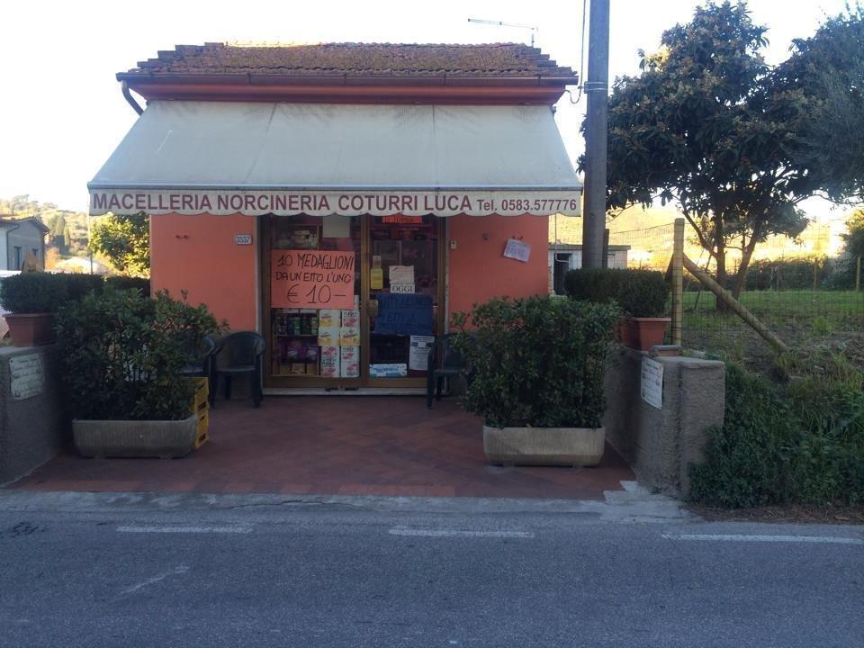 La macelleria svaligiata dai ladri a San Lorenzo di Moriano