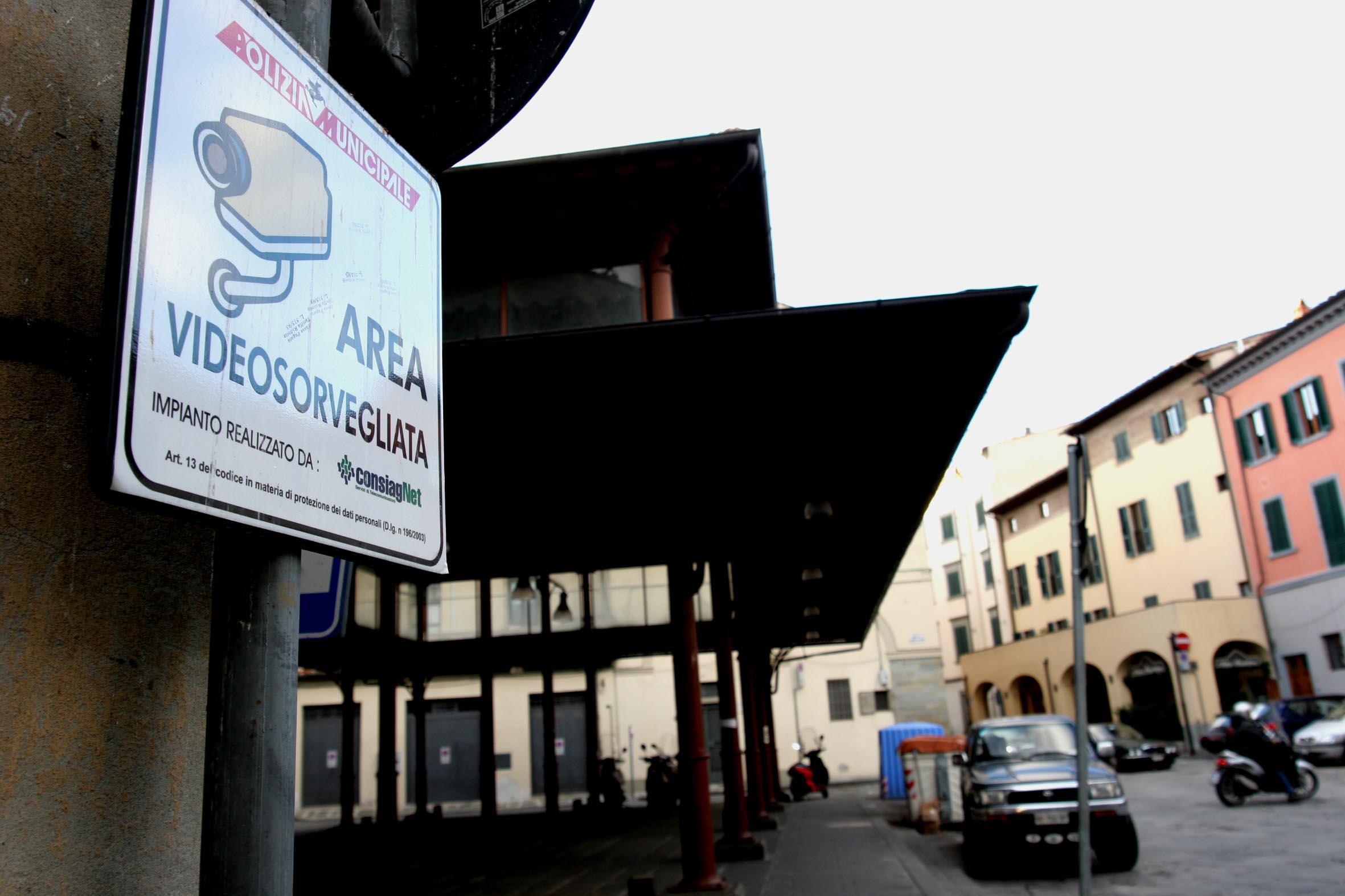 Un cartello che avvisa della presenza della videosorveglianza in centro a Prato